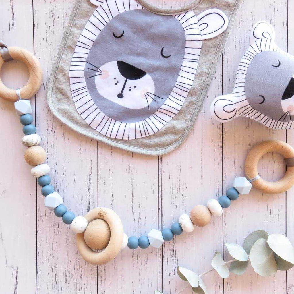 certified_pram garland_RATTLE_Stormy Blue_flatlay_Cheeky Toes_2